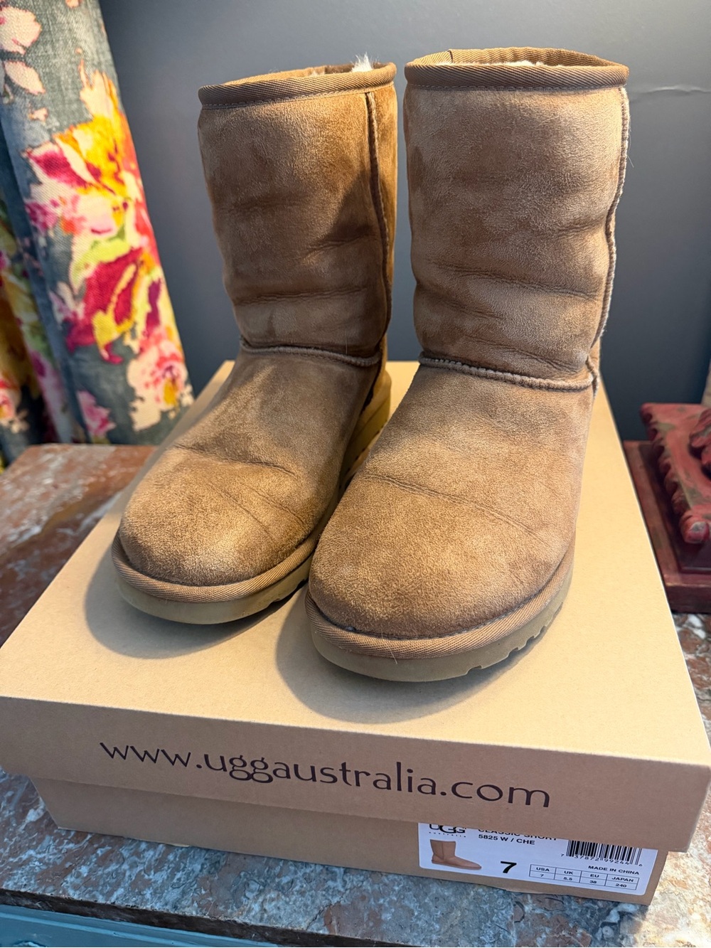 UGG Australia Chestnut Short Classic Boots Women’s Size 7